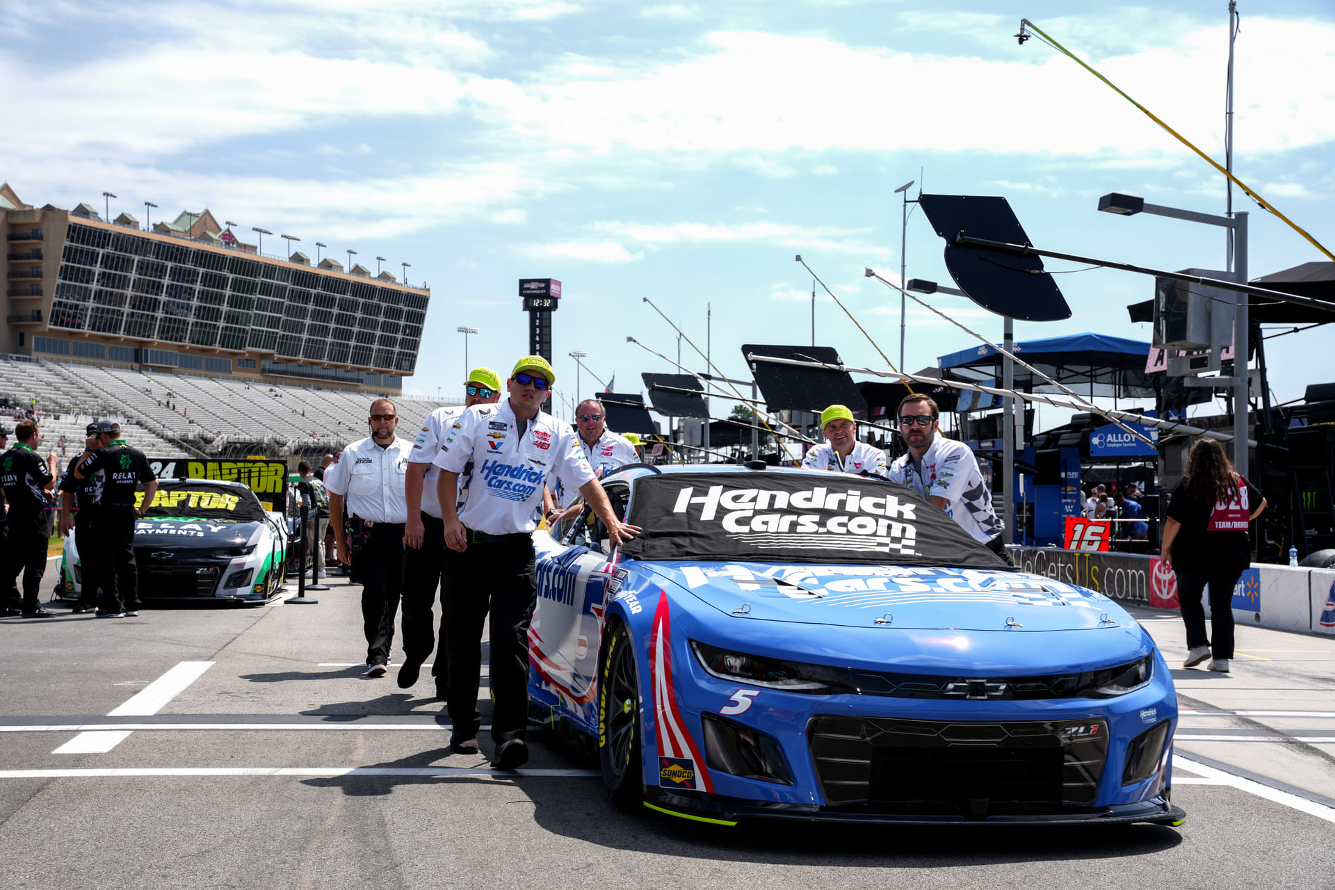 سلسلة كأس ناسكار كايل لارسون من طاقم الطاقم التجريبي تدفع السيارة على طريق الحفرة إلى أتلانتا موتور سبيدواي - المصدر: Imagn