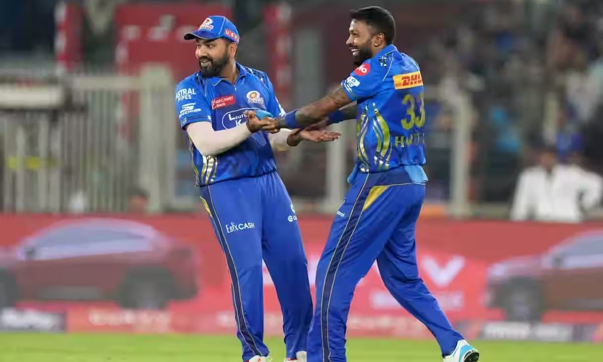 रोहित शर्मा और एमआई के कप्तान  हार्दिक पांड्या (Image Credits: IPLT20)
