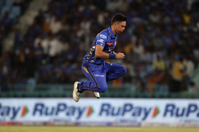 Trent Boult knocks over Phil Salt with an absolute peach in the first over of MI vs RCB IPL 2025 match [Watch]