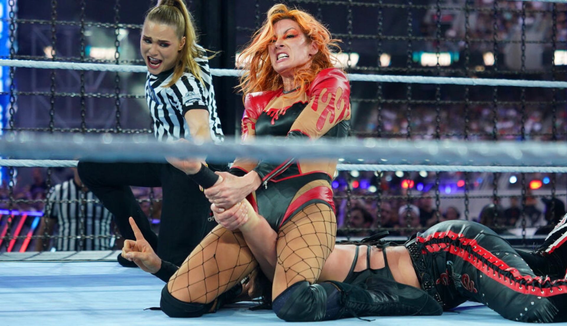 बैकी लिंच रिंग में आर्मबार लगाते हुए (Photo: WWE.com)